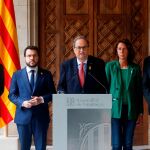 El presidente de la Generalitat, Quim Torra, junto a su vicepresidente, Pere Aragonés (2i), y los alcaldes de Girona, Marta Madrenas (2d), Tarragona, Pau Ricomà (d), y Lleida, Miquel Pueyo (i), durante su comparecencia.
