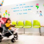 Una niña con su madre, en Casa Caridad