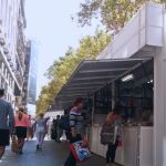 Los visitantes del Paseo de Gracia tienen la oportunidad de curiosear en las múltiples casetas de libros