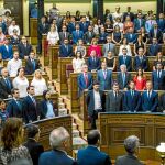 El Congreso de los Diputados en pie durante el homenaje a las víctimas del terrorismo que se celebra cada mes de junio desde hace nueve años. Foto: Alberto R. Roldán