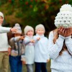 Niña sufriendo las burlas de sus compañeros / Dreamstime