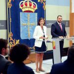 La ministra de Industria, Comercio y Turismo en funciones, Reyes Maroto y el presidente del Principado de Asturias, Adrián Barbón, durante la rueda de prensa que ofrecieron tras finalizar la reunión que mantuvieron hoy en Oviedo. EFE/ J.L.Cereijido