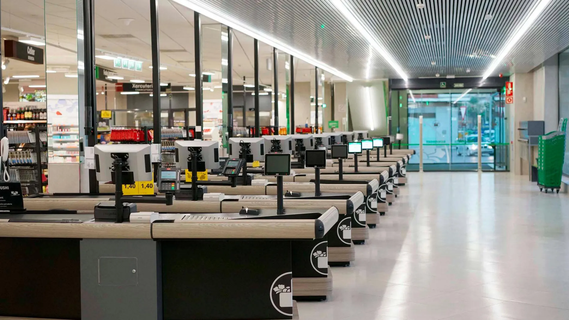 Línea de cajas de los nuevos modelos de tienda Mercadona