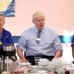 Boris Johnson con dos trabajadores de un hospital de Londres/AP