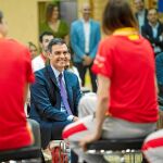 El presidente del Gobierno, Pedro Sánchez, asiste ayer a la despedida de la selección femenina de baloncesto. Foto: DAvid Jar