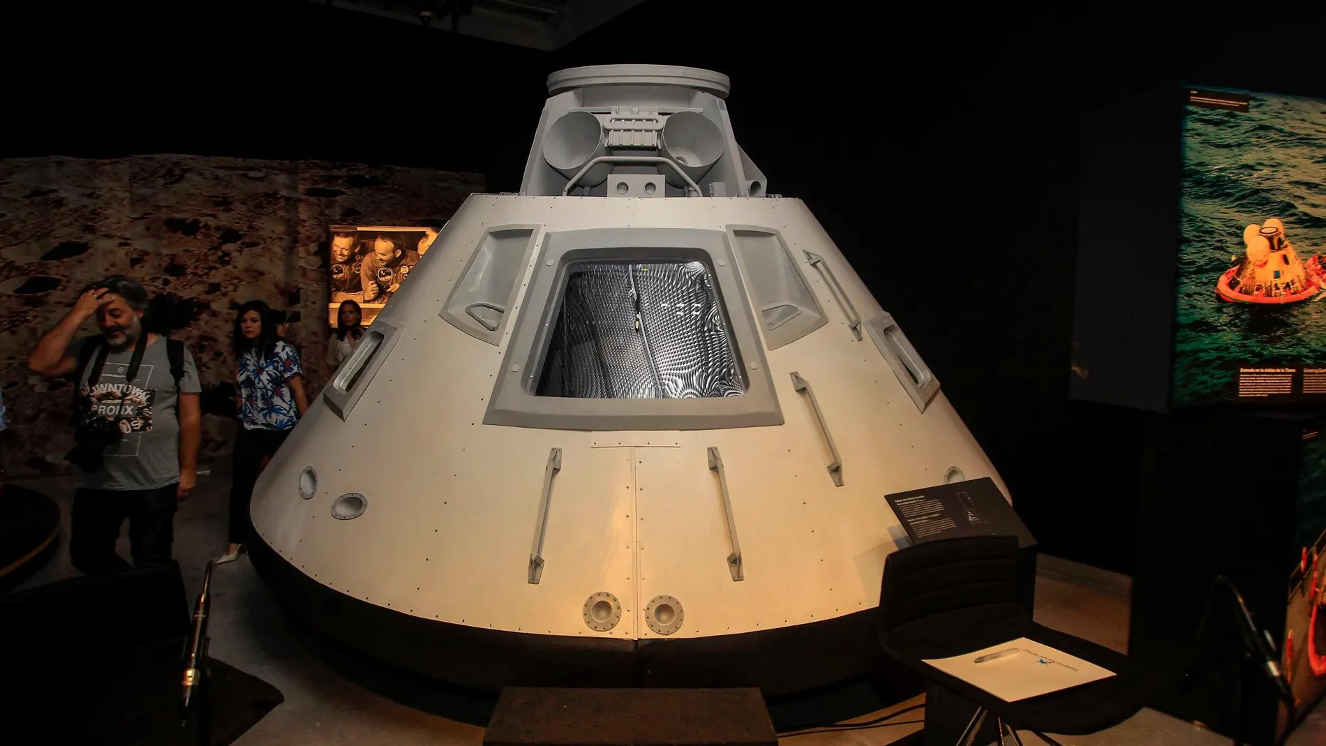 Réplica de la cápsula que regresó a la tierra del Apollo 11