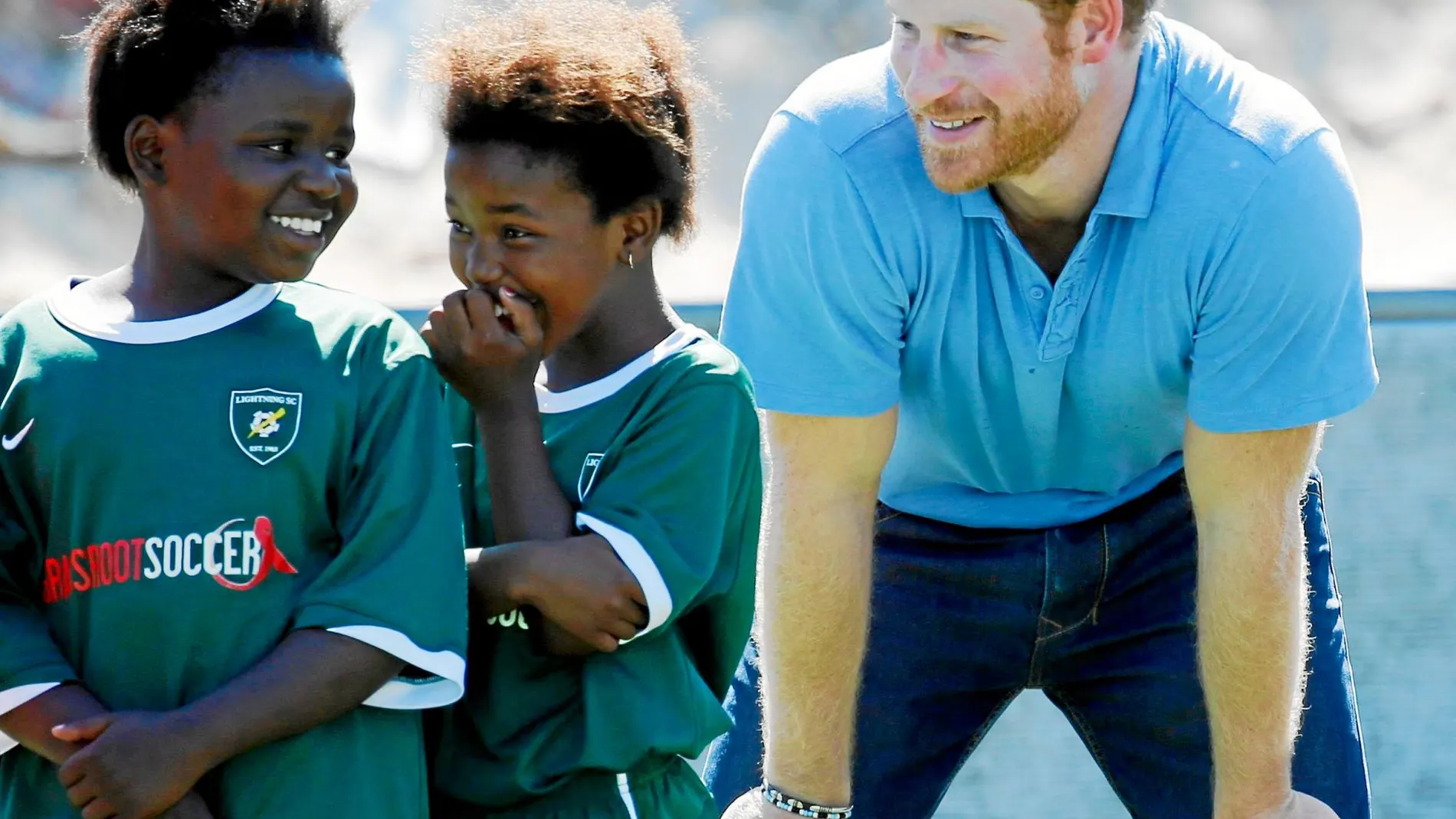 Harry ultima los detalles de su gira por África además de producir la serie junto a Winfrey