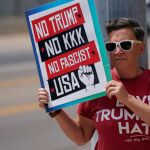Los manifestantes se agolparon ayer frente al Ayuntamiento para protestar contra la visita de Donald Trump