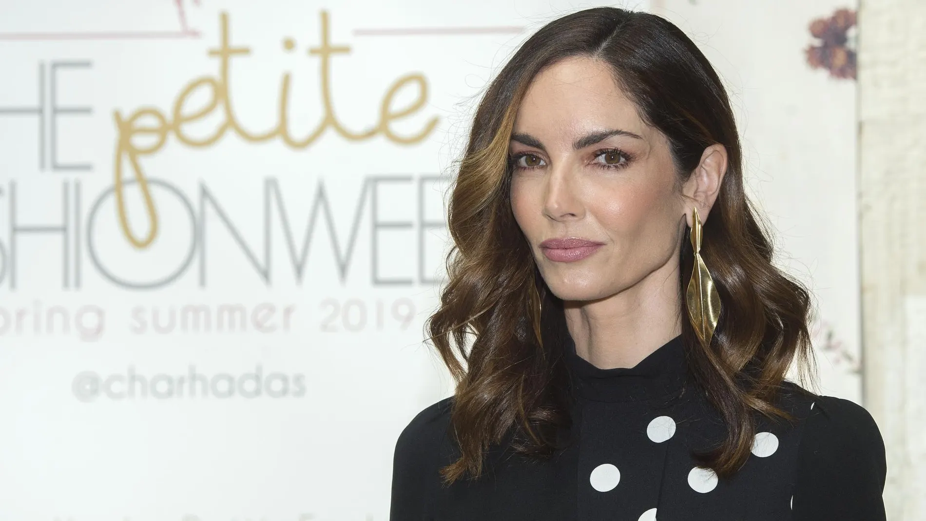 Eugenia Silva sabe qué escote vuelve a estar de moda (y Victoria Beckham lo confirma)