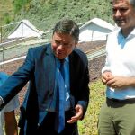 El ministro de Agricultura, Luis Planas (centro), visitando hace unos días la Axarquía malagueña, donde señaló al sector de la uva pasa como ejemplo del futuro de la PAC