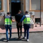 El joven, escoltado por los agentes de la Policía Nacional