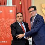 Óscar López y Miguel Carballeda, tras firmar el acuerdo