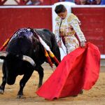 El torero Diego Carretero da un pase con la muleta a uno de los de su lote. Foto: EFE/Manuel Podio
