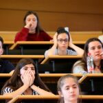 Varios estudiantes antes de afrontar la selectividad, el año pasado