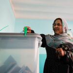 Un mujer afgana vota hoy en un colegio electoral en Kabul. (Foto: Efe)