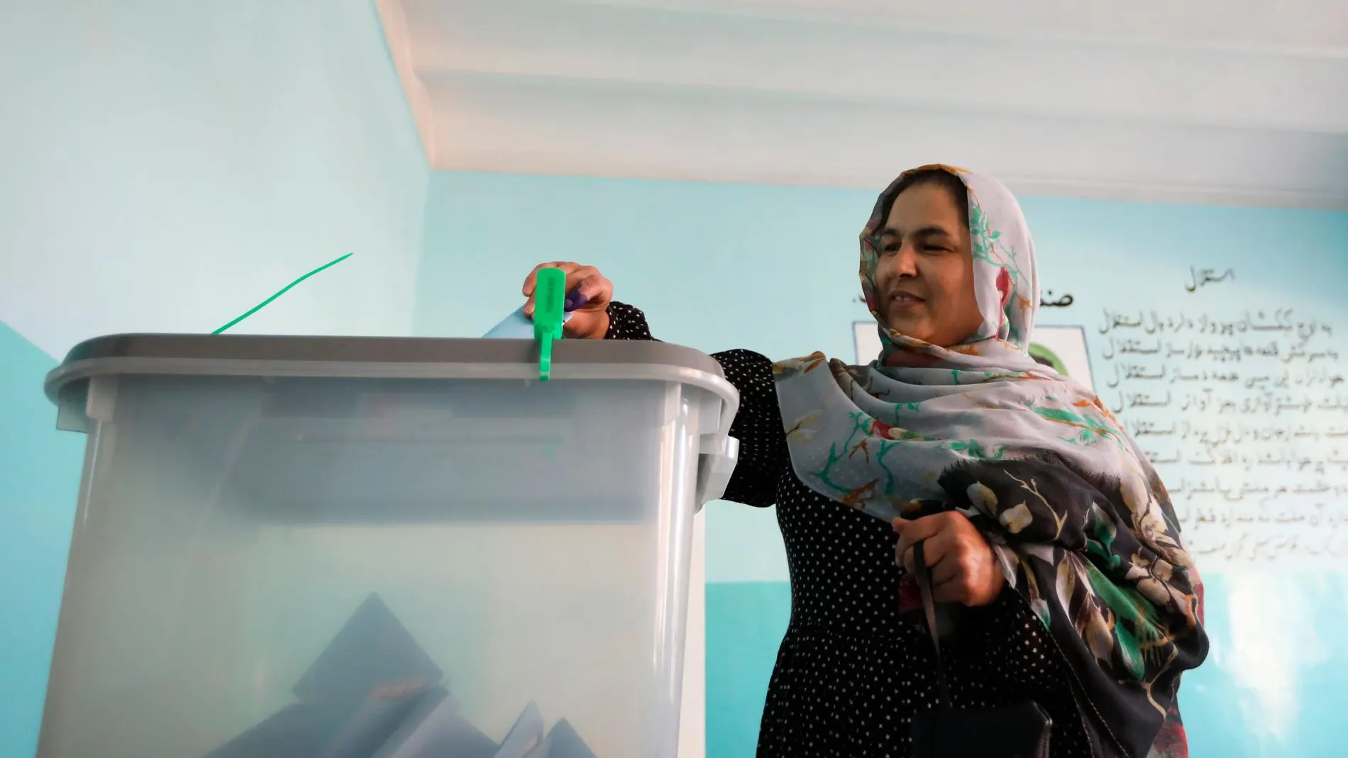 Un mujer afgana vota hoy en un colegio electoral en Kabul. (Foto: Efe)