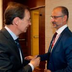 El presidente del CES de Castilla y León, Germán Barrios, saluda al recién elegido presidente del Parlamento autonómico, Luis Fuentes