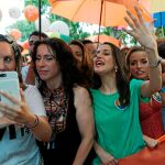 Los agentes condujeron a los políticos de Ciudadanos hasta el Congreso. Allí, Miguel Gutiérrez les dio las gracias uno a uno por haberles «salvado»