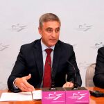Presentación de la undécima edición de foroBurgos, Sociedad y Empresa por parte del director de la Fundación Caja de Burgos, Rafael Barbero, y el director de Dinamismo Empresarial, Javier Cuasante