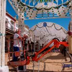 Operarios preparan las calles de la aldea de El Rocío por donde procesionará la Virgen en lo que llaman la “Venida de la Virgen”, una vez que salga de su Santuario y hasta que tome el Camino de los Llanos que la llevará hasta Almonte para cumplir con la tradición de cada siete año / Foto: Efe