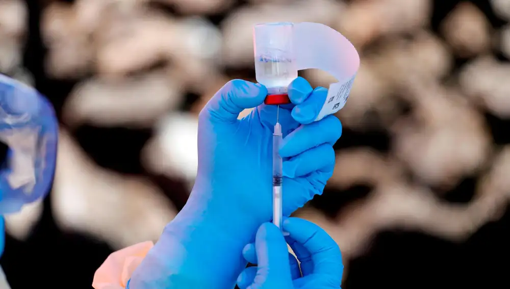 Un sanitario administra un fármaco de prueba