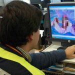 Imagen de un agente que persigue los delitos de pedofilia en internet