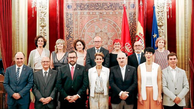 Foto de familia de la socialista María Chivite, ayer, con el nuevo Ejecutivo navarro tras la toma de posesión de sus consejeros / Efe