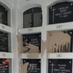 Los nichos aparecieron cubiertos de pintura marrón