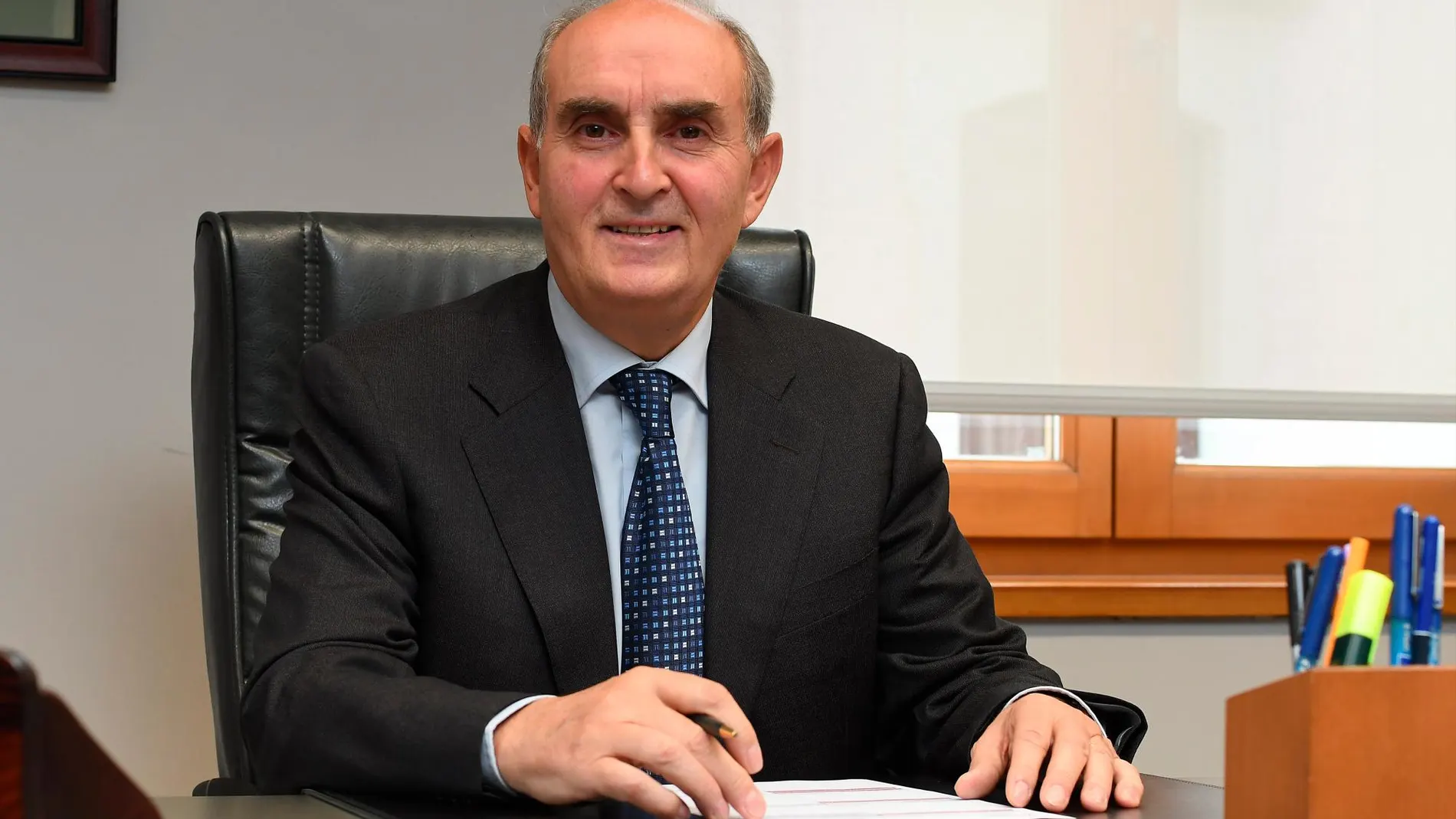 El Procurador del Común, Tomás Quintana, en su despacho de la sede ubicada en la capital leonesa