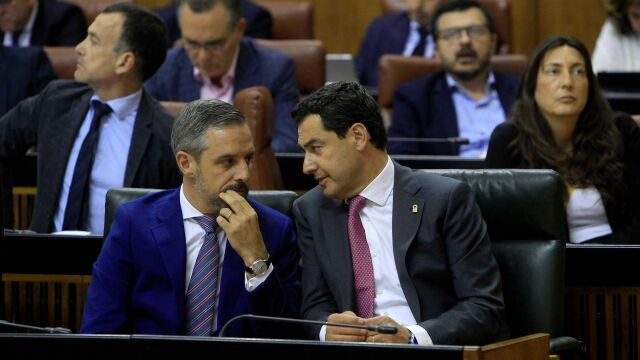 El consejero de Hacienda, Juan Bravo junto al presidente de la Junta, Juanma Moreno. / Foto: La Razón