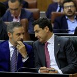 El consejero de Hacienda, Juan Bravo junto al presidente de la Junta, Juanma Moreno. / Foto: La Razón