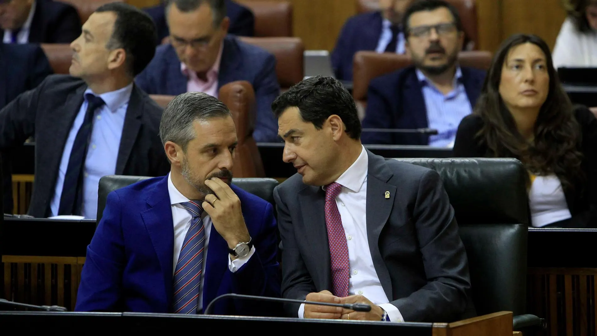 El consejero de Hacienda, Juan Bravo junto al presidente de la Junta, Juanma Moreno. / Foto: La Razón