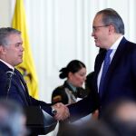 El presidente de Colombia, Iván Duque (i), le da la mano al procurador general de la Nación Fernando Carrillo (d) este lunes en Bogotá (Colombia)/Efe