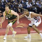 Joe Ingles y Nicolas Batum, durante el partido entre Francia y Australia