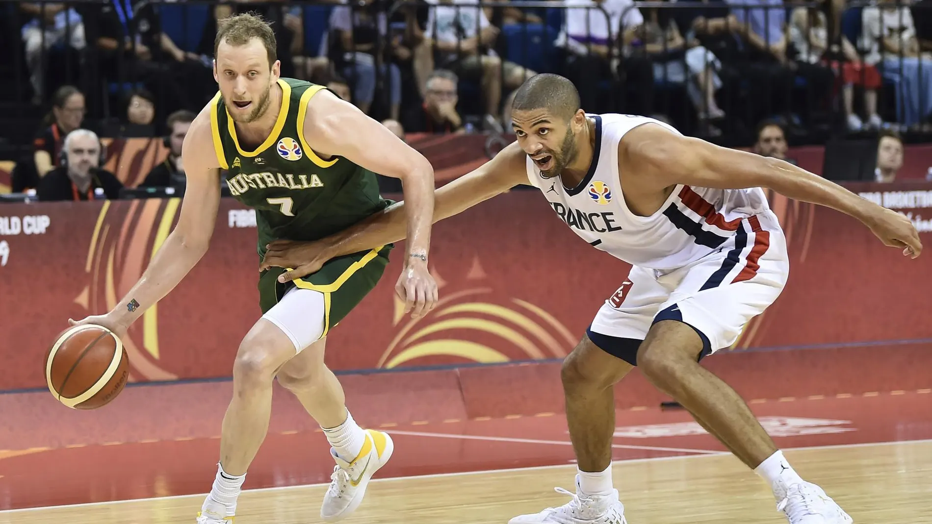 Joe Ingles y Nicolas Batum, durante el partido entre Francia y Australia