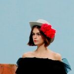 La modelo Kaia Gerber, con una falda de vuelo inspirada en el cancán francés / Reuters
