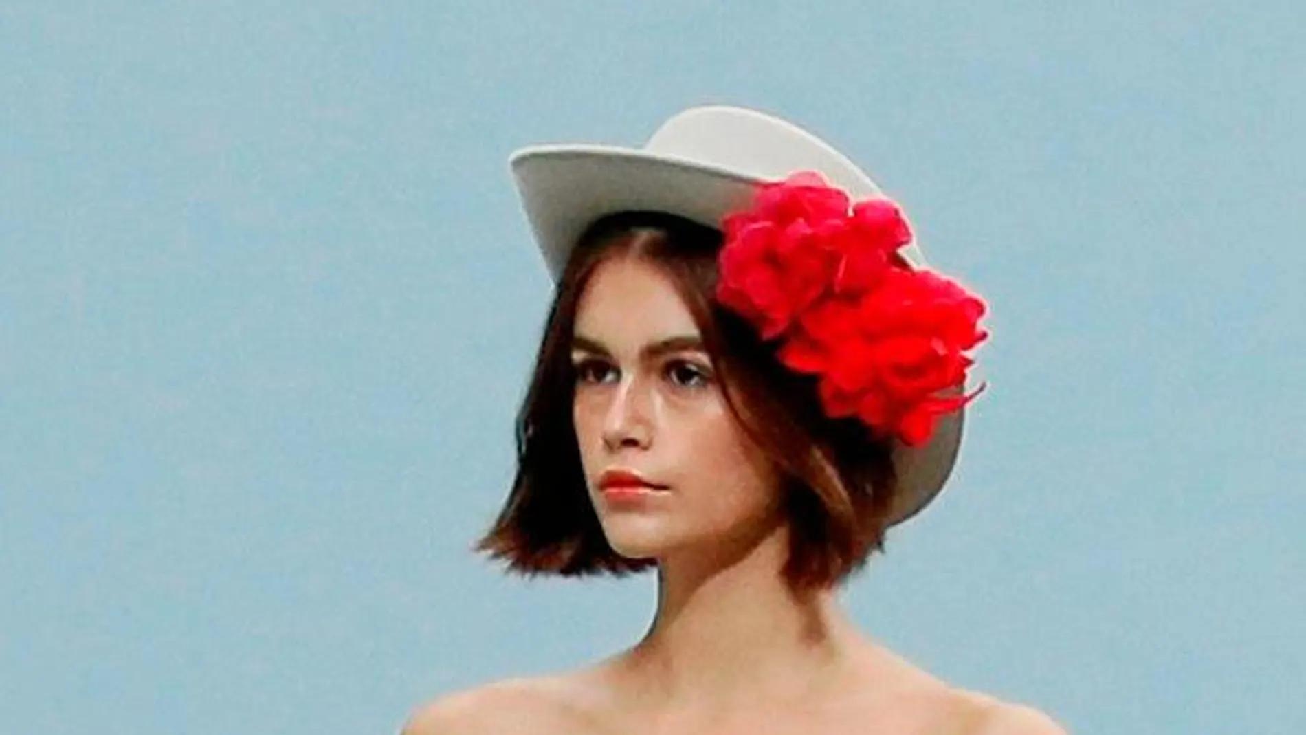La modelo Kaia Gerber, con una falda de vuelo inspirada en el cancán francés / Reuters