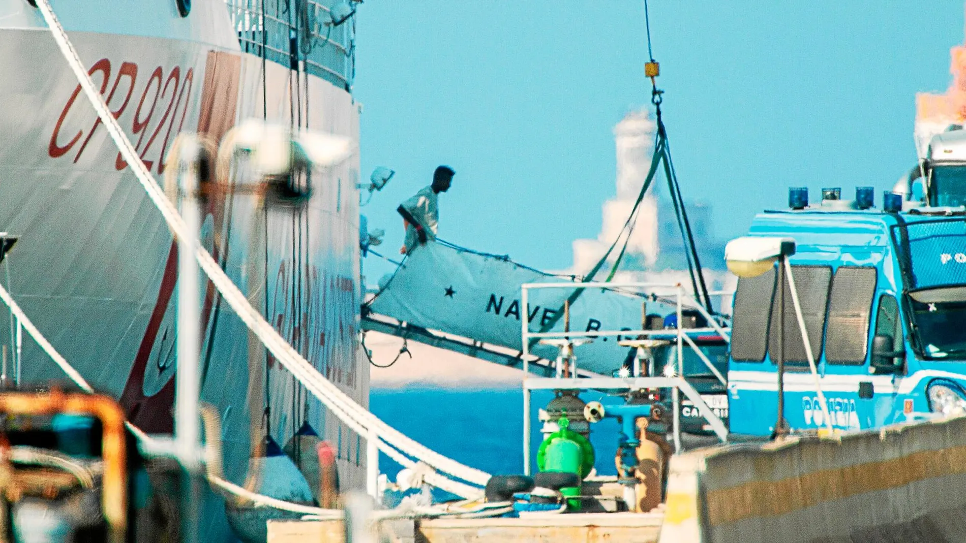 Los migrantes desembarcaron ayer en el puerto siciliano de Augusta / Reuters