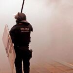 Un agente de la Policía catalana durante las cargas