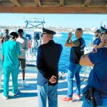 Uno de los 27 menores que desembarcó ayer en el puerto de Lampedusa tras 16 días hacinado en la cubierta del buque español «Open Arms» / Efe