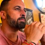 El líder de VOX, Santiago Abascal, con una pulsera de “La España Viva”