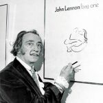 Salvador Dalí junto a una litografía de John Lennon en una exposición del cantante en Nueva York en 1970