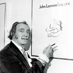 Salvador Dalí junto a una litografía de John Lennon en una exposición del cantante en Nueva York en 1970