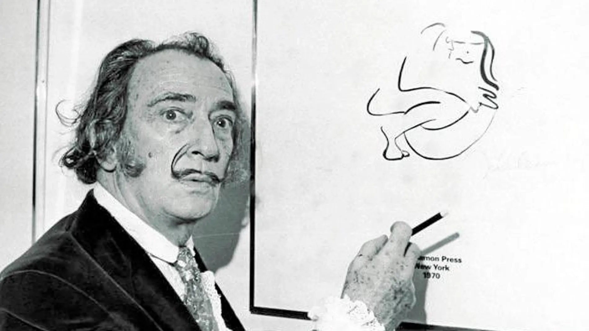 Salvador Dalí junto a una litografía de John Lennon en una exposición del cantante en Nueva York en 1970