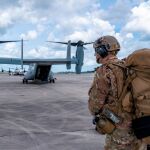 Un militar estadounidense se prepara para acudir a Bahamas. Efe