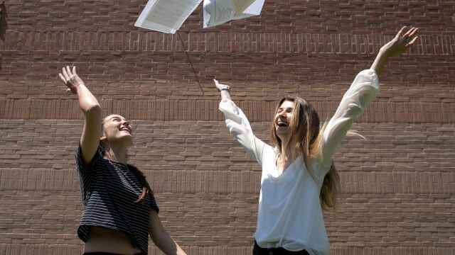 Inés celebra con su amiga Laura que ha entrado en el triple grado de Filosófía, Política y Economía que imparte la UPF y que tiene la segunda nota más alta tras Física y Matemáticas