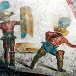 El fresco hallado en Pompeya, de un metro de alto y metro y medio de ancho, representa a dos gladiadores en pleno combate en la arena. Foto: Parque Arequeológico de Pompeya
