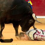 El subalterno de la cuadrilla de Enrique Ponce sufrió un brutal percance nada más salir el cuarto en la última de El Pilar. Fue zarandeado por el de Montalvo y una vez inconsciente en el suelo le volvió a alcanzar