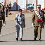 El jefe de la IV Subinspección General del Ejército, José Rivas Moriana, llega a la base Conde de Gazola junto a la delegada del Gobierno, Mercedes Martín, y el teniente coronel José Alberto Barja Navarro