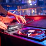 El DJ Sven Väth pincha en una de sus sesiones ‘Cocoon Ibiza’ con un plato 1210KM7, una evolución del que ya usaba en sus primeros éxitos en 1982,